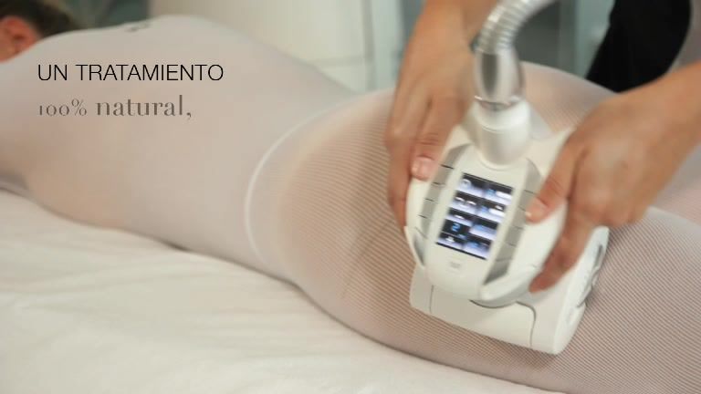 Tratamiento LPG corporal Endermologie en IMEDE Madrid con cabezal aplicado sobre la paciente.